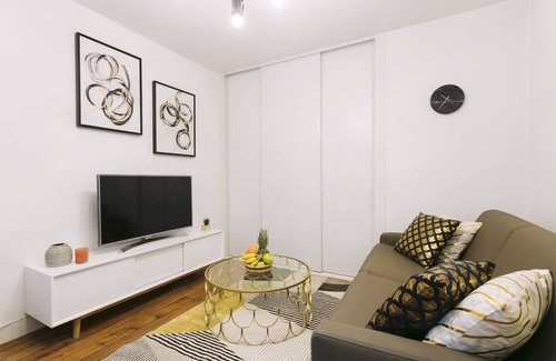 Saint-Victor Apartamento | Steps from La Seine - Lovely Latin Quarter 1BR