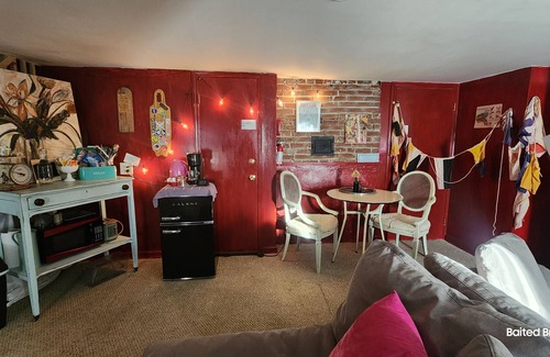 Buzzards Bay Apartamento | Steps from Marina, beach, restaurants!