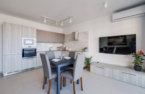 Għadira Apartamento | 🌊 Steps from Mellieha Beach! Modern 1BR apartment with terrace, ensuite & kitchen 🌅 Perfect for couples, friends or business stays 🐚✨.