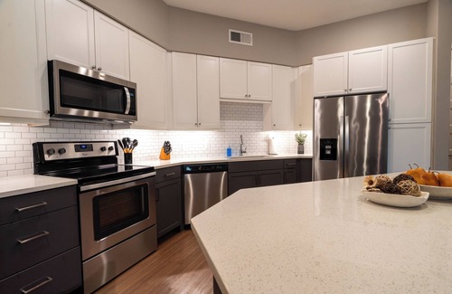 Tobin Hill Apartamento | Steps from Pearl District, Riverwalk access, Gym, Pool, Free Parking, King Bed