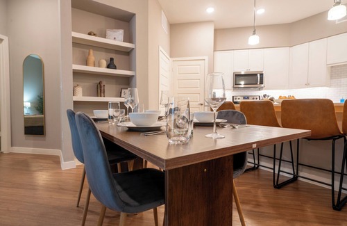 Tobin Hill Apartamento | Steps from Pearl District, Riverwalk access, Gym, Pool, Free Parking, King Bed