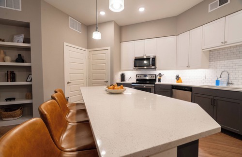 Tobin Hill Apartamento | Steps from Pearl District, Riverwalk access, Gym, Pool, Free Parking, King Bed