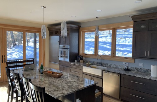 Ludlow Casa | Steps from Sachem trail, hot tub, 2 master suits, total 5 bed/bath, build 2022