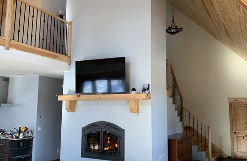 Ludlow Casa | Steps from Sachem trail, hot tub, 2 master suits, total 5 bed/bath, build 2022