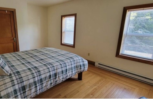 Schroon Lake Apartamento | Steps from the Beach in the heart of Schroon Lake