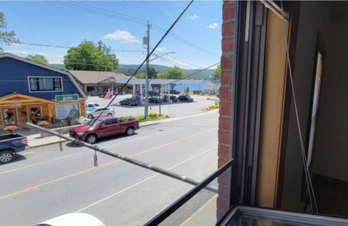 Schroon Lake Apartamento | Steps from the Beach in the heart of Schroon Lake
