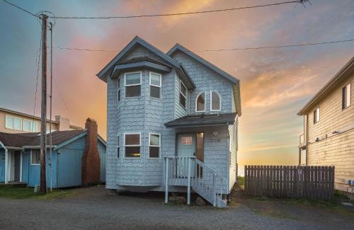 Waldport Casa | Steps From The Beach! HotTub, $1M Ocean View, Deck