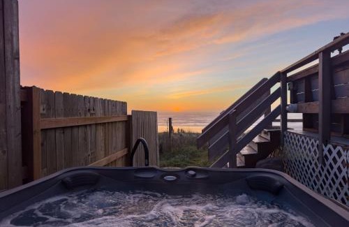 Waldport Casa | Steps From The Beach! HotTub, $1M Ocean View, Deck