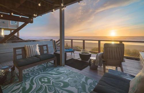 Waldport Casa | Steps From The Beach! HotTub, $1M Ocean View, Deck