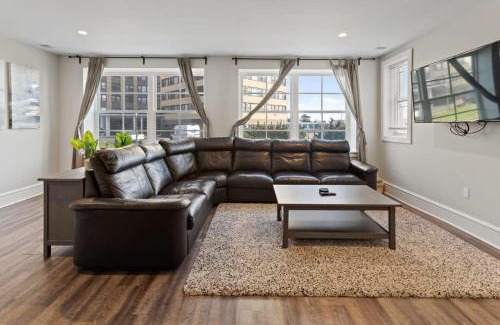 Atlantic City Apartamento | Steps from the Beach Spacious Modern 4BR 2BA Apt