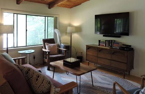 Moultonborough Casa | Steps from the sand on Lake Kanasatka with room for 10