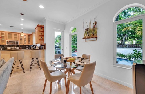 Birch Park Finger Streets Casa | Steps from the Beach | Heated Pool | Sun Key| Game room | RESlDENCES