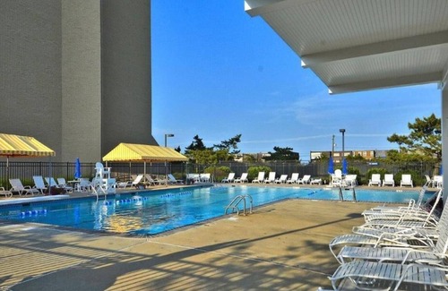 North Shores Casa | Steps from the Ocean! Renovated Townhome with Pool, Beach & Private Yard