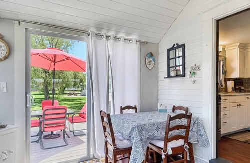 Barnstable Casa | STEPS TO A PRIVATE BEACH. WALK TO MARINA AND RESTAURANTS!