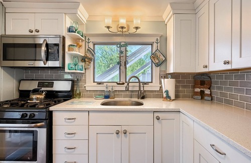 Barnstable Casa | STEPS TO A PRIVATE BEACH. WALK TO MARINA AND RESTAURANTS!