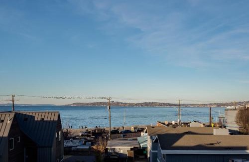 Alki Casa | Steps to Alki Beach with Water Views Rooftop deck