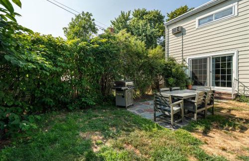 Hampton Apartamento | Steps to Beach Backyard Back Unit