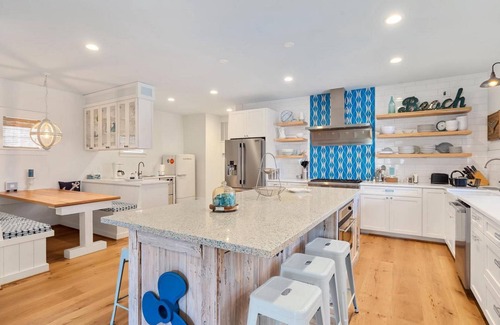 Rehoboth by the Sea Casa | ¡NUEVOS pasos de la casa a la playa! Ambiente único de California: familias, grupos, golf, diversión.