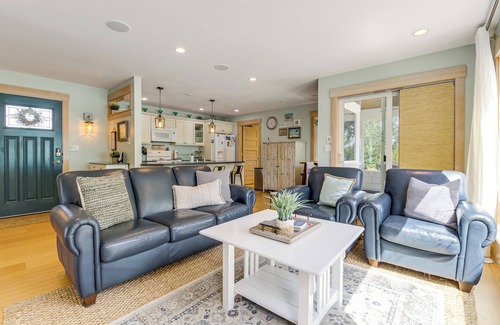 Oak Harbor Casa | Steps to Beach: Home w/Hot Tub in Oak Harbor!