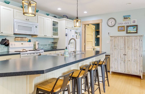 Oak Harbor Casa | Steps to Beach: Home w/Hot Tub in Oak Harbor!