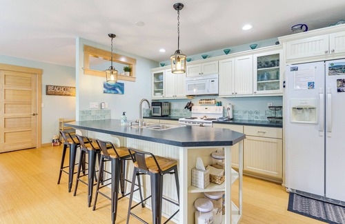 Oak Harbor Casa | Steps to Beach: Home w/Hot Tub in Oak Harbor!