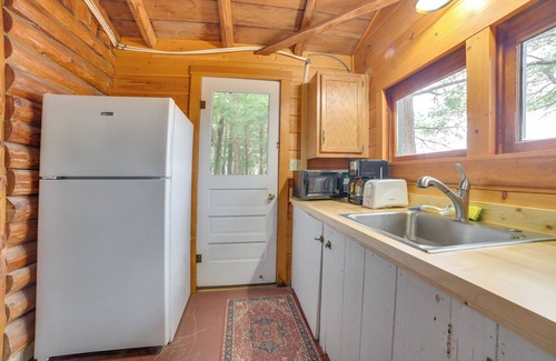 Levering Cabina | Steps to Beach: Lake Cabin Retreat in Levering!