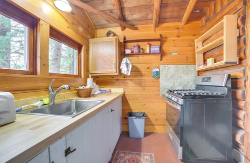Levering Cabina | Steps to Beach: Lake Cabin Retreat in Levering!