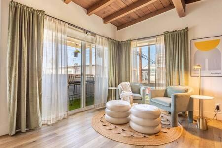 El Porto Apartamento | Steps to Beach Manhattan Beach 2 Bedroom Parking