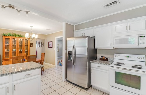 Biloxi Casa | Steps to Beach & Short drive to Casinos, Coliseum and all Biloxi entertainment