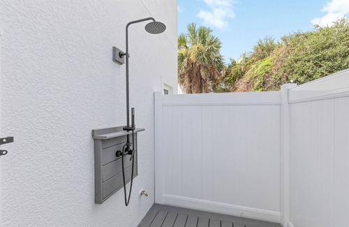 New Smyrna Beach Casa | 🏖️Steps to Beach | Perfect for Large Groups | Flip Flop Living North🏖️