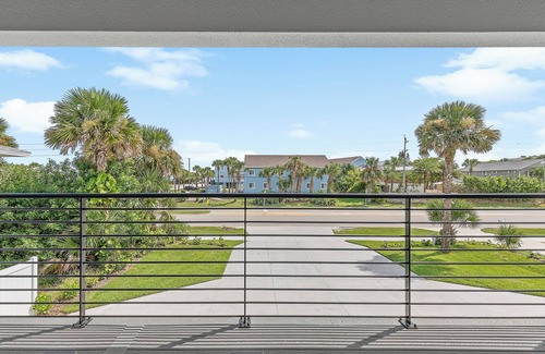 New Smyrna Beach Casa | 🏖️Steps to Beach | Perfect for Large Groups | Flip Flop Living North🏖️