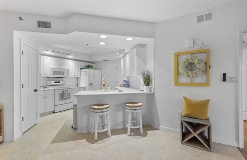 New Smyrna Beach Condominio | 🏖️Steps to Beach | Pet Friendly | Stunning Interior | Oceanwalk 9-302🏖️