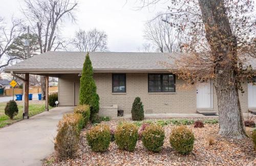 Downtown Apartamento | Steps to Bentonville Square & Trails