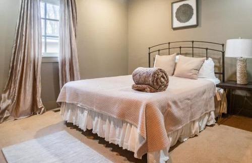 Downtown Apartamento | Steps to Bentonville Square & Trails