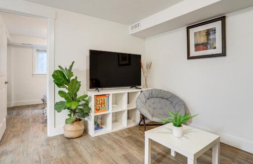 Viewpoint Apartamento | Steps to Idylwood Park Beach Redmond Retreat!