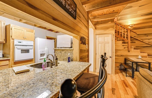 Waverly Cabina | Steps to Kentucky Lake: Cozy Cabin w/ Deck!