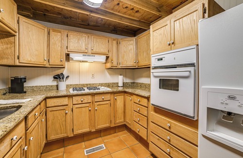 Waverly Cabina | Steps to Kentucky Lake: Cozy Cabin w/ Deck!