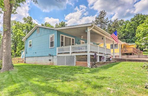 Camdenton Casa | Steps to Lake Cheerful Camdenton Cottage!