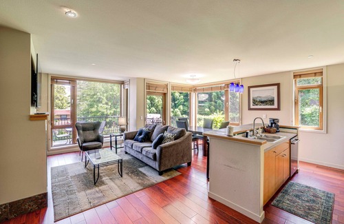 Chelan Condominio | Steps to Lake Chelan: Condo w/ Resort Amenities!