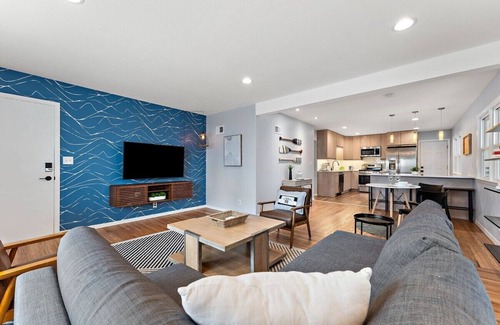 Ecco Casa | Steps To Lake|Garage Parking|Fire Table|Deck|Bikes