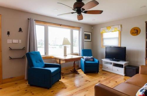 Prince Edward Casa | Steps to Lake on the Mountain - License ST-2020-0324 R1