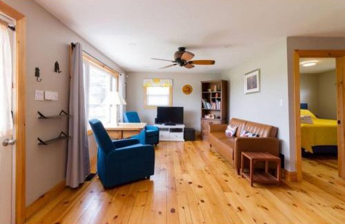 Prince Edward Casa | Steps to Lake on the Mountain - License ST-2020-0324 R1