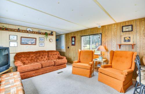 Henderson Casa | Steps to Lake Ontario Remote Escape with Deck and BBQ