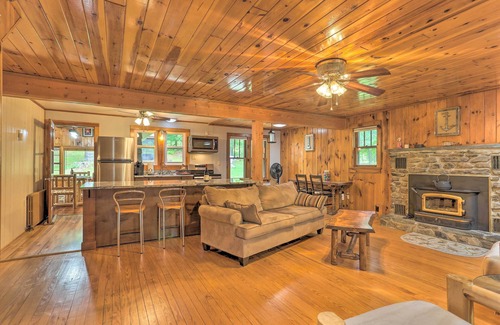 Tafton Cabaña | Steps to Lake: Tafton Cottage w/ Fire Pit & Grill
