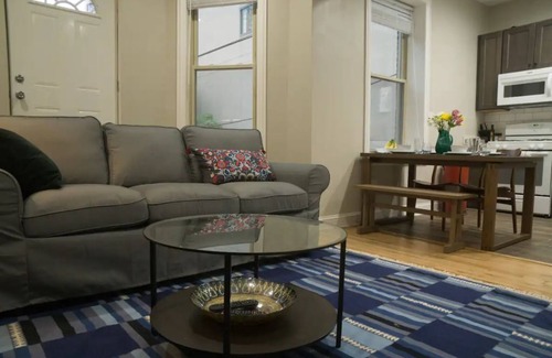 Rush and Division Apartamento | *Steps to Mag Mile, 2 BD , fast Wi-Fi, W&D