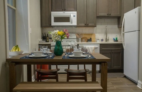 Rush and Division Apartamento | *Steps to Mag Mile, 2 BD , fast Wi-Fi, W&D