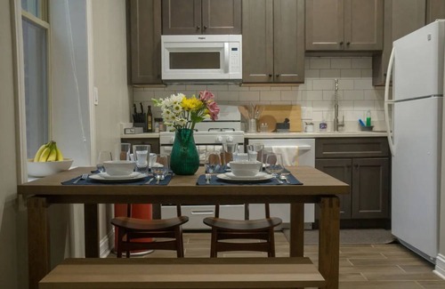 Rush and Division Apartamento | Steps to Mag Mile, 2 BD, fast Wi-Fi, W&D