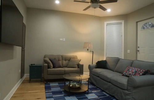 Rush and Division Apartamento | Steps to Mag Mile, 2 BD, fast Wi-Fi, W&D