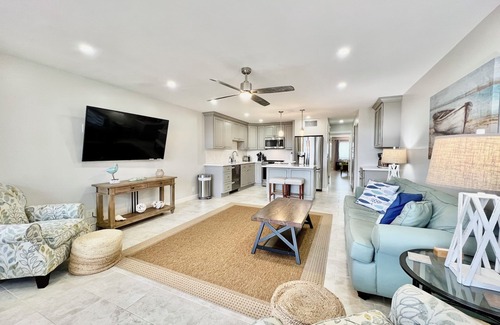 Red Hook Condominio | STEPS TO SAND! Sapphire Beach bliss: Renovated 2 bed 2.5 bath at Crystal Cove