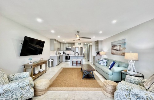 Red Hook Condominio | STEPS TO SAND! Sapphire Beach bliss: Renovated 2 bed 2.5 bath at Crystal Cove
